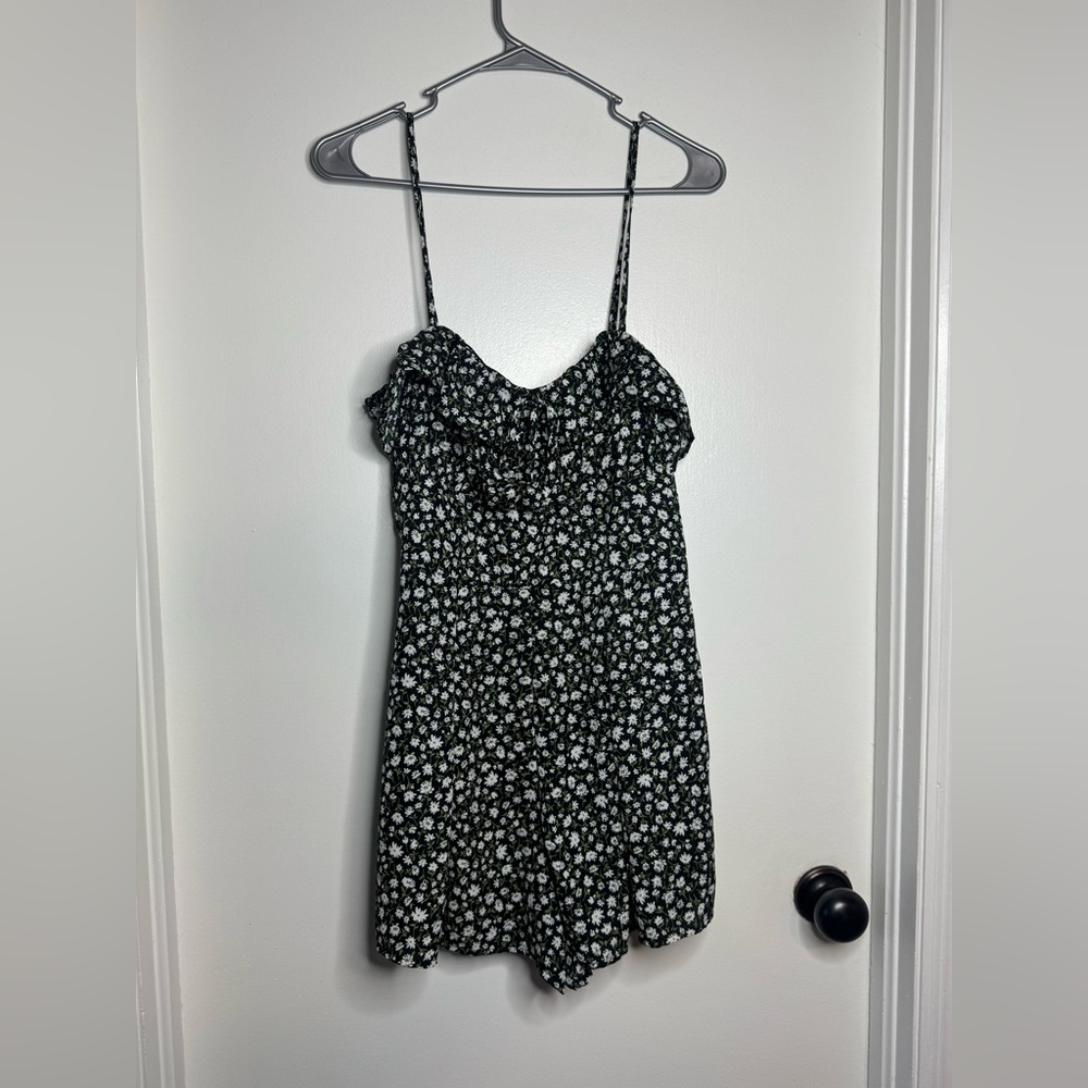 Black And White Daisy Cami Spaghetti Straps Ruffle Sweetheart Neck Romper Large